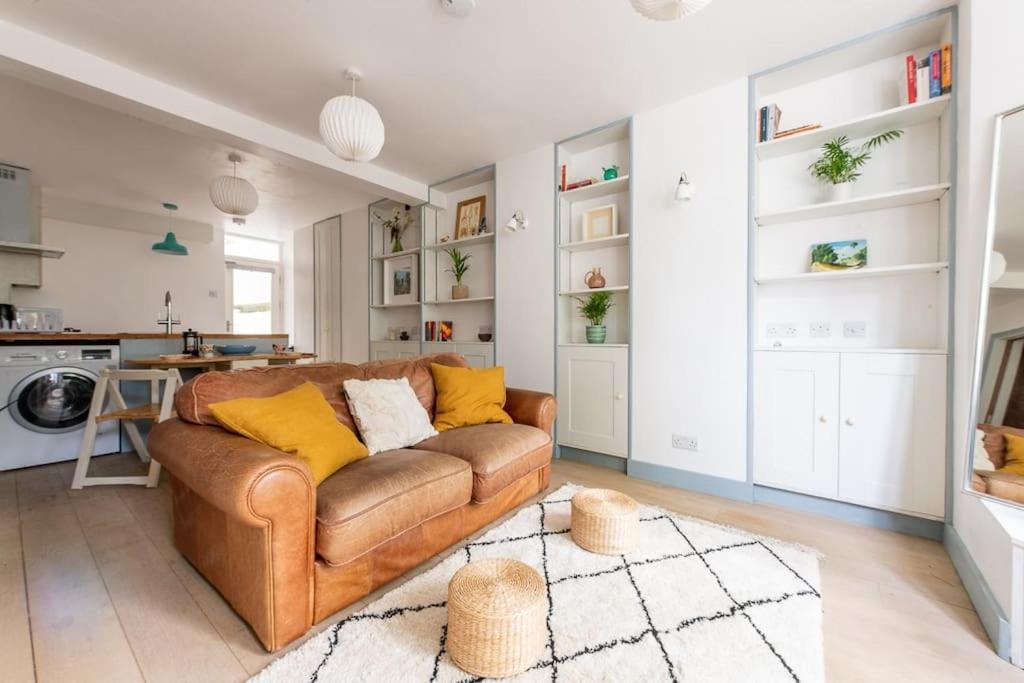 Lovely Self-Contained Basement Studio With Kitchen London Exteriör bild